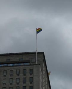 Regenbogenflagge auf dem alten Rathaus